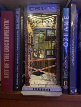 CSI: NY Book Nook lackiert und beleuchtet